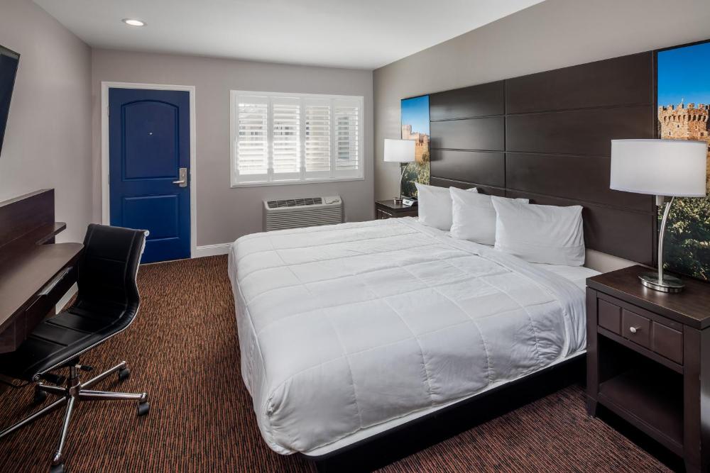 King Room - Non-Smoking interior